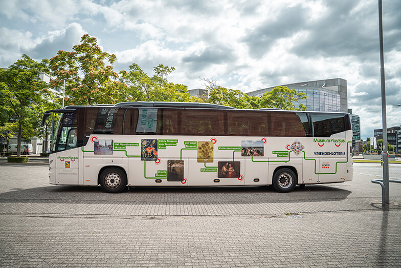 De Museum Plus Bus met bestickering